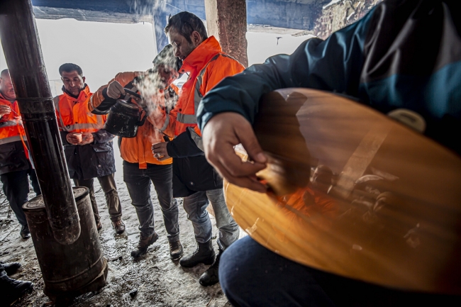 Kar vatandaşı esir almasın diye 24 saat nöbetteler